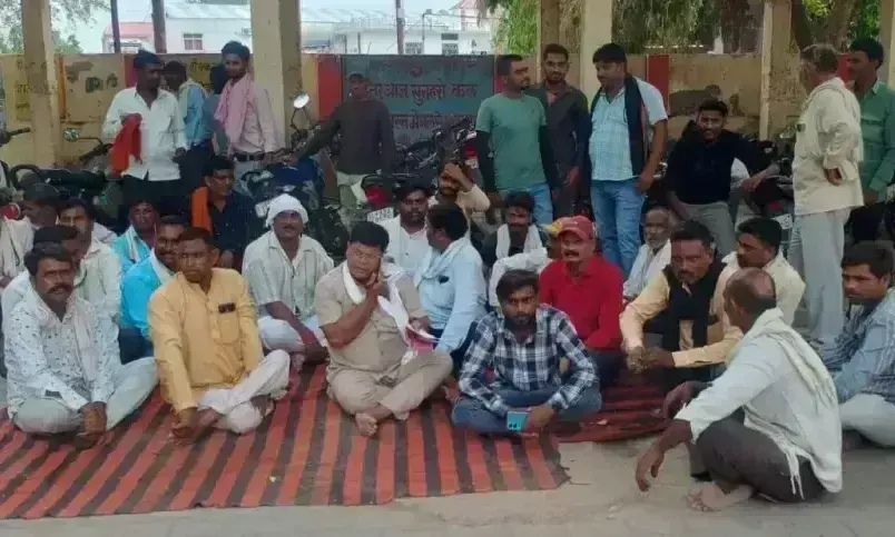 Jalaun: सफाई कर्मियों ने सचिव पर अभद्रता का लगाया आरोप