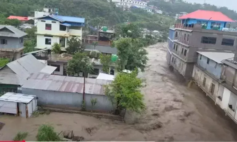 Manipur : मुख्य पुल बह गया, सेनापति में 40,000 लोग फंसे Manipur : मुख्य पुल बह गया, सेनापति में 40,000 लोग फंसे