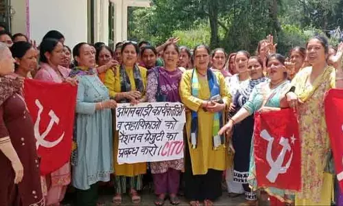 Anganwadi कार्यकर्ता मान्यता और उचित मुआवजे के लिए रैली में शामिल