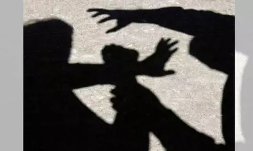 Telangana :चेन स्नेचरों ने महिला दुकानदार को बनाया निशाना Telangana :चेन स्नेचरों ने महिला दुकानदार को बनाया निशाना