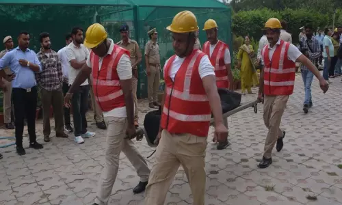 Panchkula में मॉक ड्रिल, सायरन पर अलर्ट हुई टीम, फंसे लोगों को बचाया