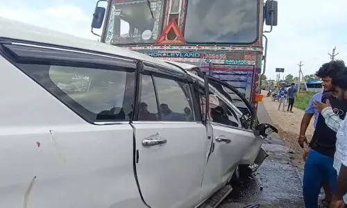 पुणे में कार ने मारी टक्कर, 9 घायल पुणे में कार ने मारी टक्कर, 9 घायल
