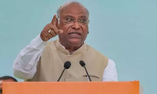 CDS बयान पर कांग्रेस का हमला, खरगे ने मांगा विशेष सत्र CDS बयान पर कांग्रेस का हमला, खरगे ने मांगा विशेष सत्र