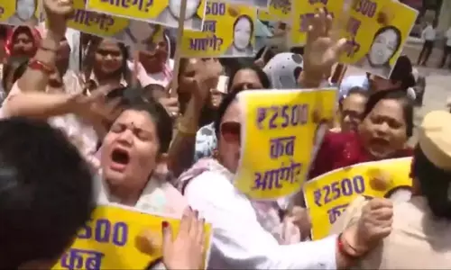 2500 रुपये की मांग पर प्रदर्शन, AAP कार्यकर्ता हिरासत में