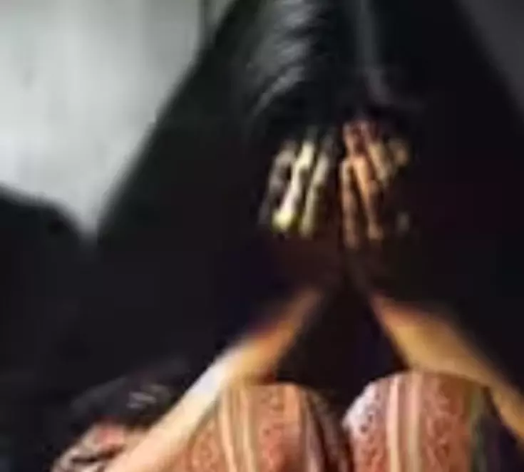 गैंगरेप के बाद महिला से और दरिंदगी, बाल काटे, बेरहमी से पीटा गैंगरेप के बाद महिला से और दरिंदगी, बाल काटे, बेरहमी से पीटा