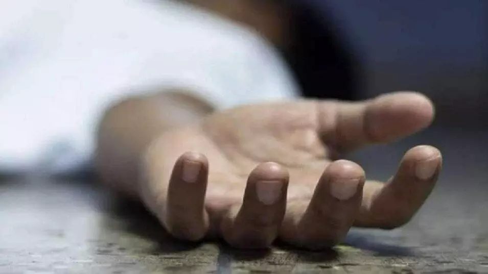 आर्टिस्ट ने की खुदकुशी, सुसाइड नोट में लिखा - मेरी गलतियों की सजा मेरे परिवार को न दी जाए आर्टिस्ट ने की खुदकुशी, सुसाइड नोट में लिखा - मेरी गलतियों की सजा मेरे परिवार को न दी जाए