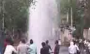 Jhansi: पाइप लाइन फटने से निकला 20 फीट ऊंचा फव्वारा, लोग हुए हैरान Jhansi: पाइप लाइन फटने से निकला 20 फीट ऊंचा फव्वारा, लोग हुए हैरान