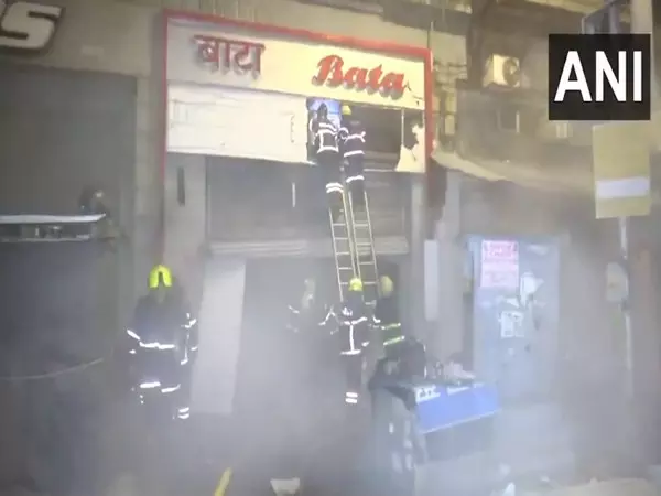 Mumbai के फोर्ट इलाके में फुटवियर की दुकान में लगी आग Mumbai के फोर्ट इलाके में फुटवियर की दुकान में लगी आग