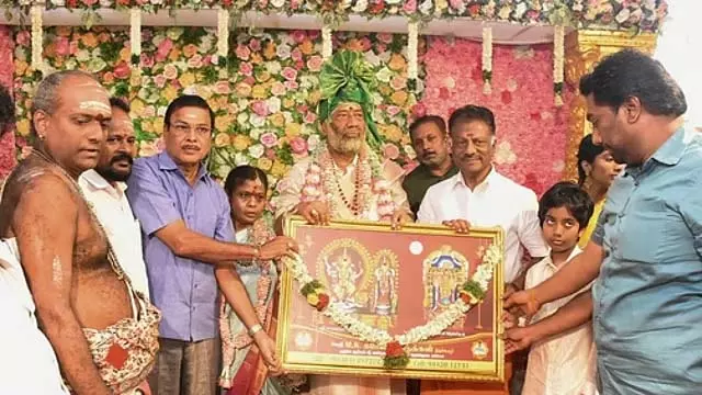Tamil Nadu : ओ. पन्नीरसेल्वम ने थिरुक्कदैयुर मंदिर में पूजा की Tamil Nadu : ओ. पन्नीरसेल्वम ने थिरुक्कदैयुर मंदिर में पूजा की