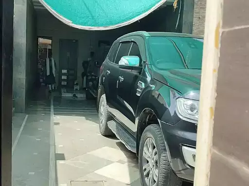 विजय भाटिया के बंगले में रेड, फोटो विजय भाटिया के बंगले में रेड, फोटो