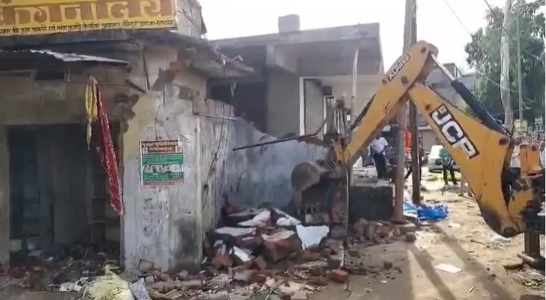 अतिक्रमण कर बनाए दुकानों और मकानों पर चला बुलडोजर, सुबह से कार्रवाई जारी अतिक्रमण कर बनाए दुकानों और मकानों पर चला बुलडोजर, सुबह से कार्रवाई जारी
