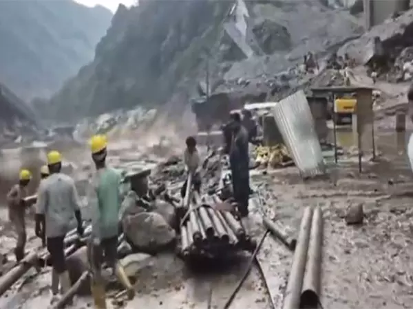 भारी बारिश के बीच तीस्ता नदी का जलस्तर बढ़ा, IMD ने मंगन जिले के लिए रेड अलर्ट जारी किया भारी बारिश के बीच तीस्ता नदी का जलस्तर बढ़ा, IMD ने मंगन जिले के लिए रेड अलर्ट जारी किया