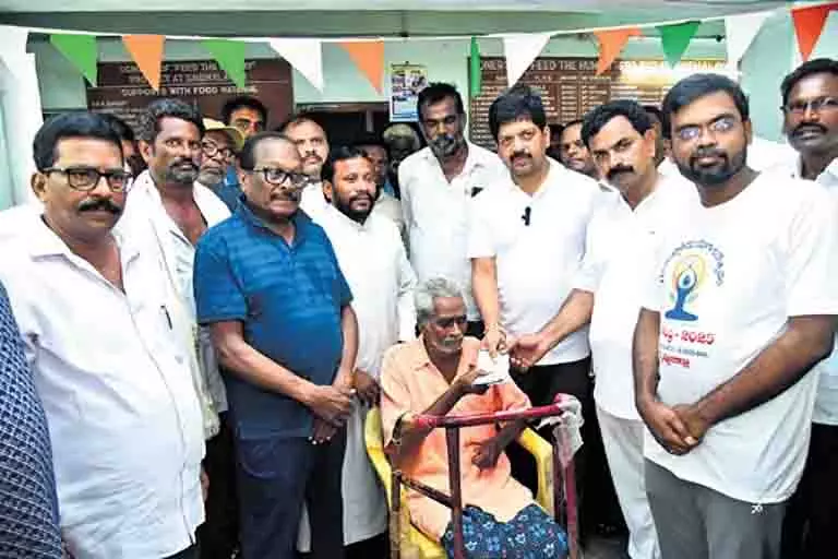 Andhra में पेंशन पर हर महीने 2,700 करोड़ रुपये खर्च होते हैं: मंत्री कोल्लू रविंद्र Andhra में पेंशन पर हर महीने 2,700 करोड़ रुपये खर्च होते हैं: मंत्री कोल्लू रविंद्र