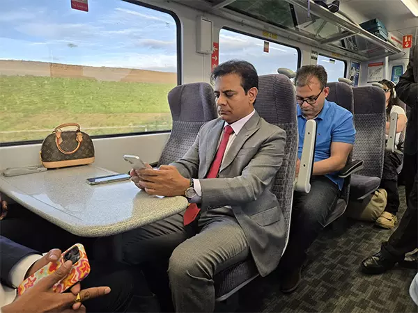 ट्रेन से कोवेंट्री से लंदन: Telangana MLA KTR ने मोटरवे की कठिन यात्रा को मात दी ट्रेन से कोवेंट्री से लंदन: Telangana MLA KTR ने मोटरवे की कठिन यात्रा को मात दी