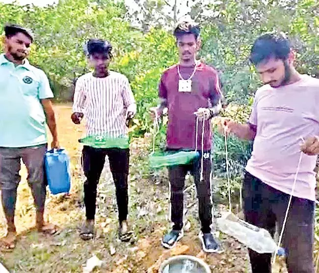 Odisha : युवाओं ने पक्षियों को पानी और भोजन उपलब्ध कराने के लिए हाथ मिलाया Odisha : युवाओं ने पक्षियों को पानी और भोजन उपलब्ध कराने के लिए हाथ मिलाया
