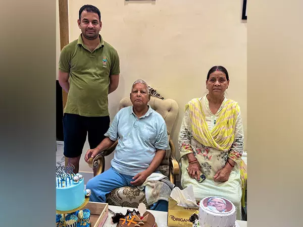 राजद से निकाले जाने के बाद Tej Pratap ने की प्यार की गुहार राजद से निकाले जाने के बाद Tej Pratap ने की प्यार की गुहार