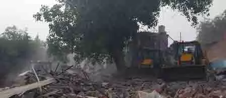 निवासियों के विरोध के बीच दिल्ली के मद्रासी कैंप में चलाया गया तोड़फोड़ अभियान निवासियों के विरोध के बीच दिल्ली के मद्रासी कैंप में चलाया गया तोड़फोड़ अभियान