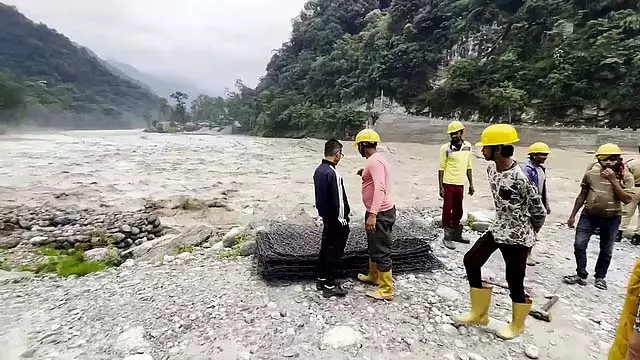 सिक्किम में भूस्खलन: 1,500 पर्यटक फंसे, 8 लापता सिक्किम में भूस्खलन: 1,500 पर्यटक फंसे, 8 लापता