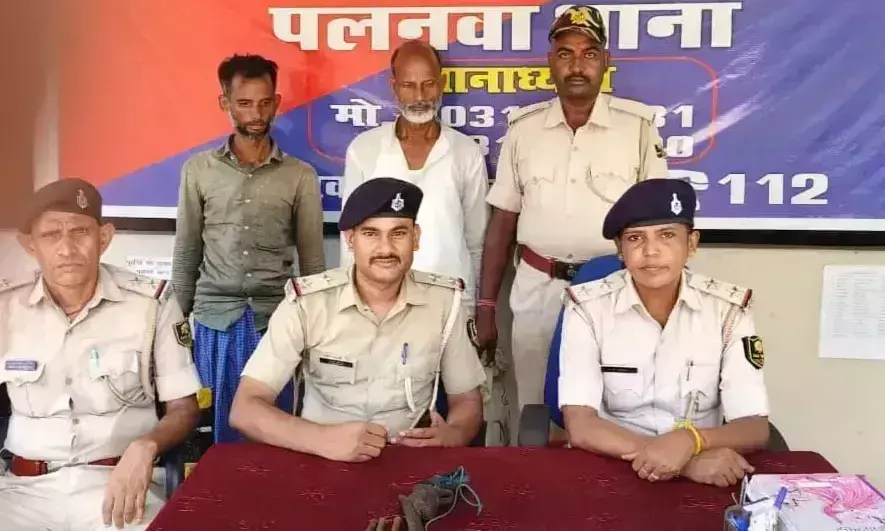 East Champaran: देशी कट्टा और कारतूस के साथ दो गिरफ्तार East Champaran: देशी कट्टा और कारतूस के साथ दो गिरफ्तार
