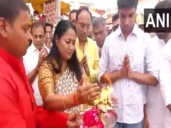 Delhi CM ने उत्तराखंड के हरिद्वार में हर की पौड़ी पर पवित्र स्नान किया Delhi CM ने उत्तराखंड के हरिद्वार में हर की पौड़ी पर पवित्र स्नान किया