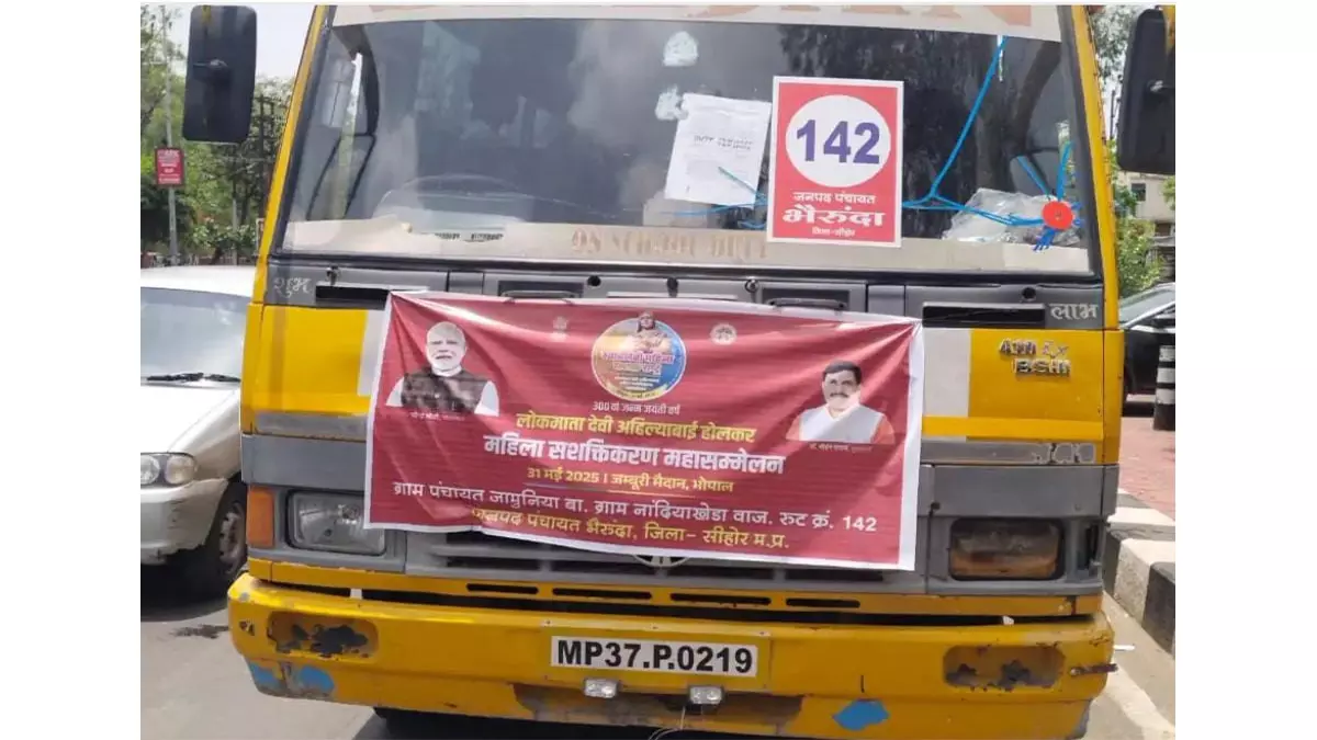 Bhopal: चलती बस में ड्राइवर की तबीयत बिगड़ी, यात्रियों की सूझबूझ से टला बड़ा हादसा Bhopal: चलती बस में ड्राइवर की तबीयत बिगड़ी, यात्रियों की सूझबूझ से टला बड़ा हादसा