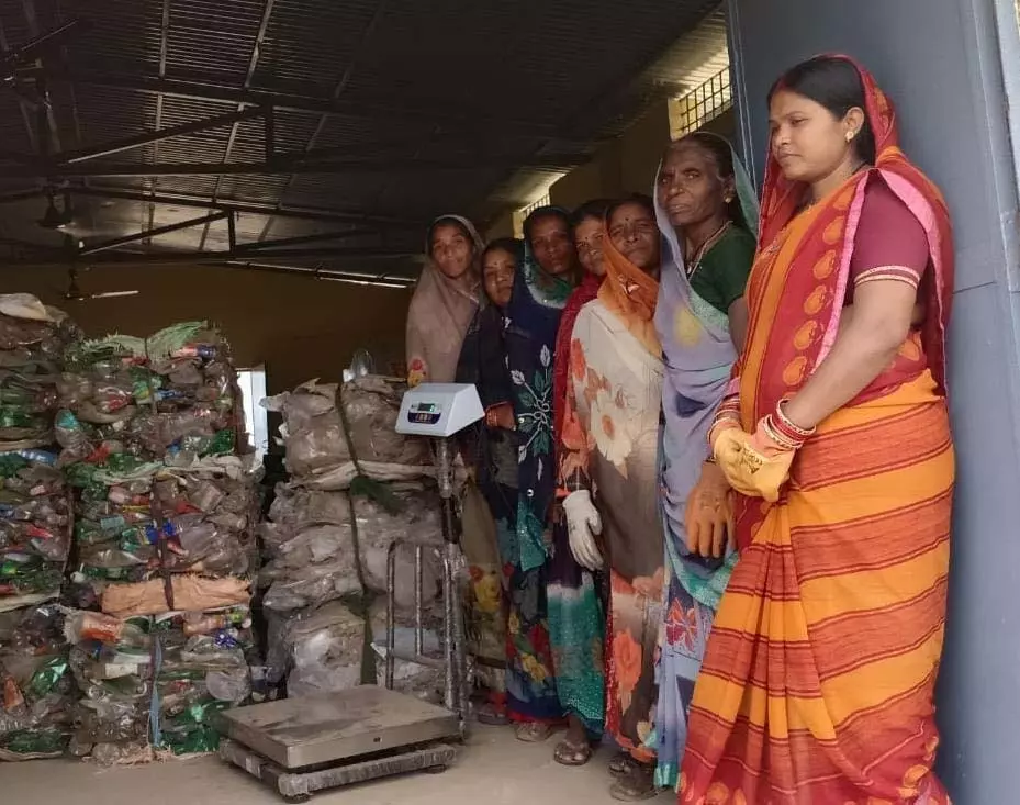 अच्छी कमाई हो रही, प्लास्टिक कचरे का सुरक्षित निपटान बना आय का साधन अच्छी कमाई हो रही, प्लास्टिक कचरे का सुरक्षित निपटान बना आय का साधन