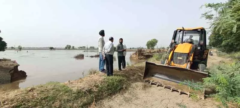 Abohar में नहर में 200 फीट की दरार, 1,000 एकड़ फसलें जलमग्न Abohar में नहर में 200 फीट की दरार, 1,000 एकड़ फसलें जलमग्न