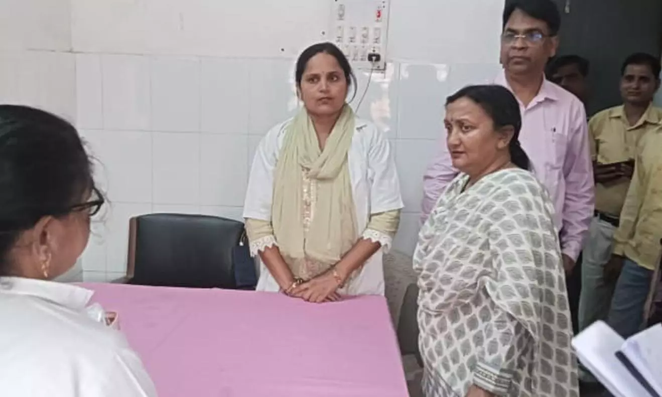 Nawabganj: सीएचसी नवाबगंज में विशेष सचिव महिला कल्याण सुधा वर्मा ने निरीक्षण किया Nawabganj: सीएचसी नवाबगंज में विशेष सचिव महिला कल्याण सुधा वर्मा ने निरीक्षण किया