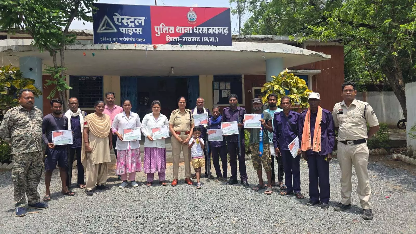 प्रेरणास्पद नागरिक और कोटवार सम्मानित हुए प्रेरणास्पद नागरिक और कोटवार सम्मानित हुए