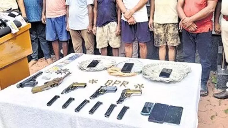 Odisha की बरहामपुर पुलिस ने फिर हथियार तस्करों की तलाश की, सात गिरफ्तार Odisha की बरहामपुर पुलिस ने फिर हथियार तस्करों की तलाश की, सात गिरफ्तार