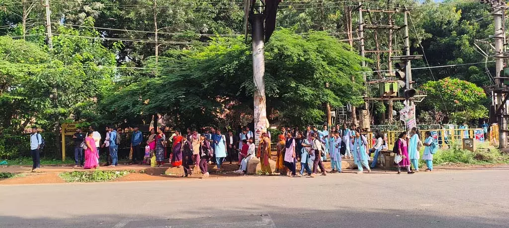 Dharwad : यहाँ पार्किंग स्थल तो है, लेकिन विश्राम क्षेत्र नही Dharwad : यहाँ पार्किंग स्थल तो है, लेकिन विश्राम क्षेत्र नही