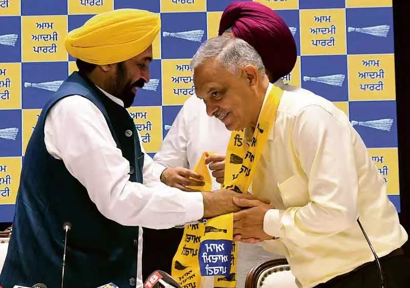 Akali Dal के बागी विधायक सुक्खी को आप उपाध्यक्ष नियुक्त किये जाने के बाद स्थिति स्पष्ट करने को कहा Akali Dal के बागी विधायक सुक्खी को आप उपाध्यक्ष नियुक्त किये जाने के बाद स्थिति स्पष्ट करने को कहा