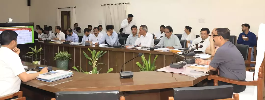 Bareilly: विकास से जुड़े विभागों के अधिकारियों के साथ कलेक्ट्रेट स्थित सभागार मे बैठक Bareilly: विकास से जुड़े विभागों के अधिकारियों के साथ कलेक्ट्रेट स्थित सभागार मे बैठक