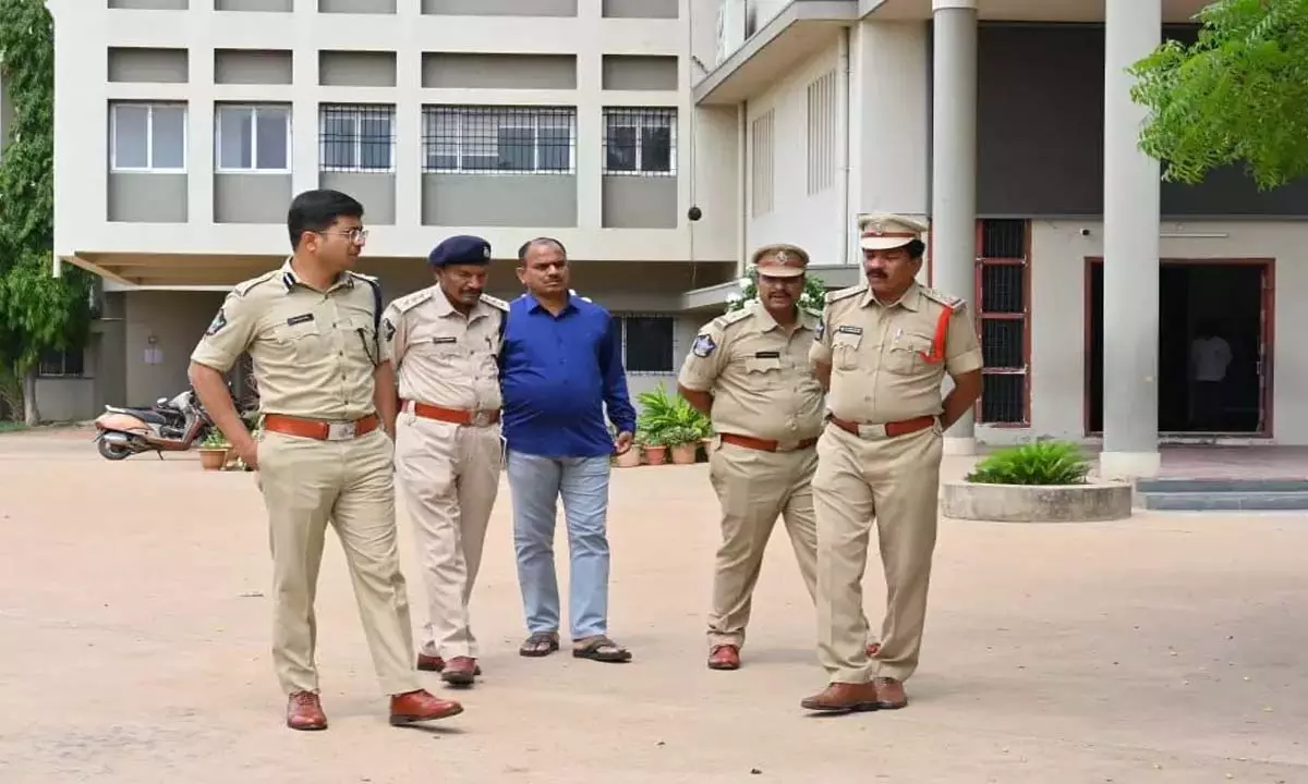कुरनूल एसपी ने पुलिस कांस्टेबल मुख्य परीक्षा केंद्रों का निरीक्षण किया कुरनूल एसपी ने पुलिस कांस्टेबल मुख्य परीक्षा केंद्रों का निरीक्षण किया