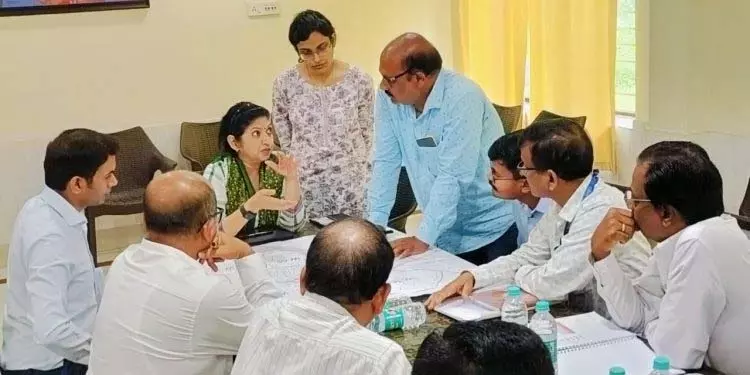 प्रधान सचिव ने क्योंझर जिले में परियोजनाओं की समीक्षा की प्रधान सचिव ने क्योंझर जिले में परियोजनाओं की समीक्षा की