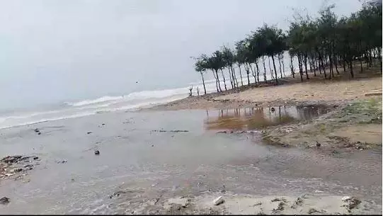 उच्च ज्वार के बीच समुद्र ने सियाली समुद्र तट पर आक्रमण किया उच्च ज्वार के बीच समुद्र ने सियाली समुद्र तट पर आक्रमण किया