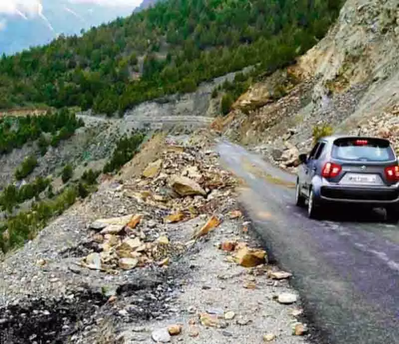 Manali-Leh मार्ग पर लेह बस सेवा बहाल होने का इंतजार कर रहे Manali-Leh मार्ग पर लेह बस सेवा बहाल होने का इंतजार कर रहे