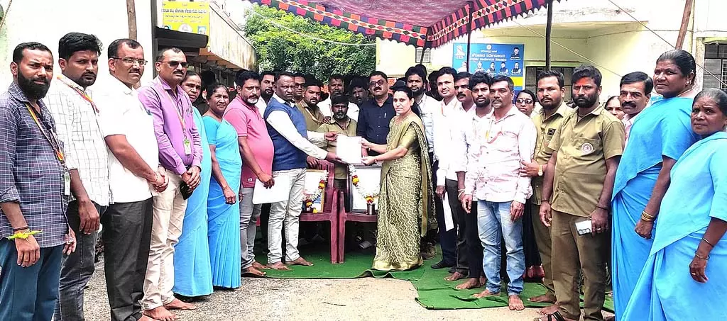 Karnataka : सिविल सेवकों की अनिश्चितकालीन हड़ताल Karnataka : सिविल सेवकों की अनिश्चितकालीन हड़ताल