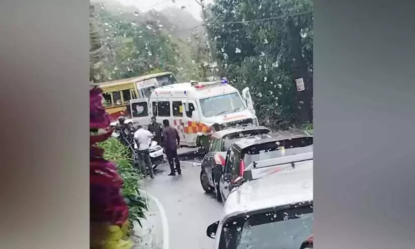 Kerala : एम्बुलेंस, कार और ऑटो की टक्कर में चार लोग घायल Kerala : एम्बुलेंस, कार और ऑटो की टक्कर में चार लोग घायल