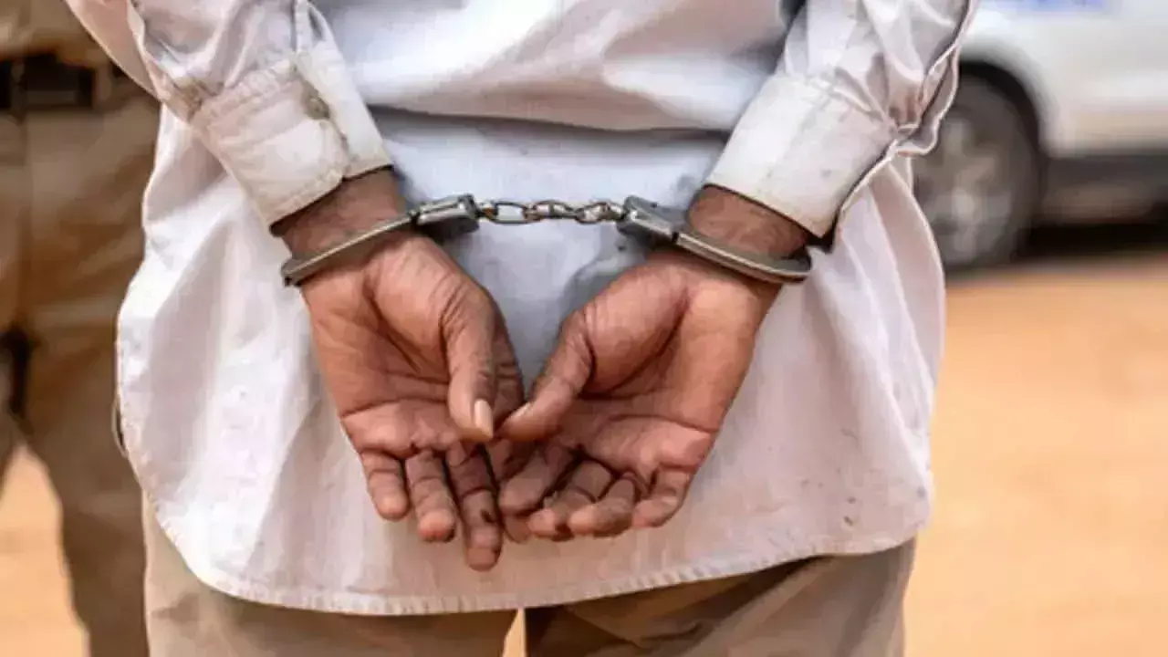 Assam में पाकिस्तान समर्थक पोस्ट पर दो युवक गिरफ्तार Assam में पाकिस्तान समर्थक पोस्ट पर दो युवक गिरफ्तार