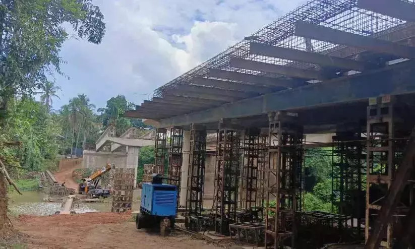 Kerala : पदनिलम पुल का निर्माण आधा पूरा हो चुका Kerala : पदनिलम पुल का निर्माण आधा पूरा हो चुका