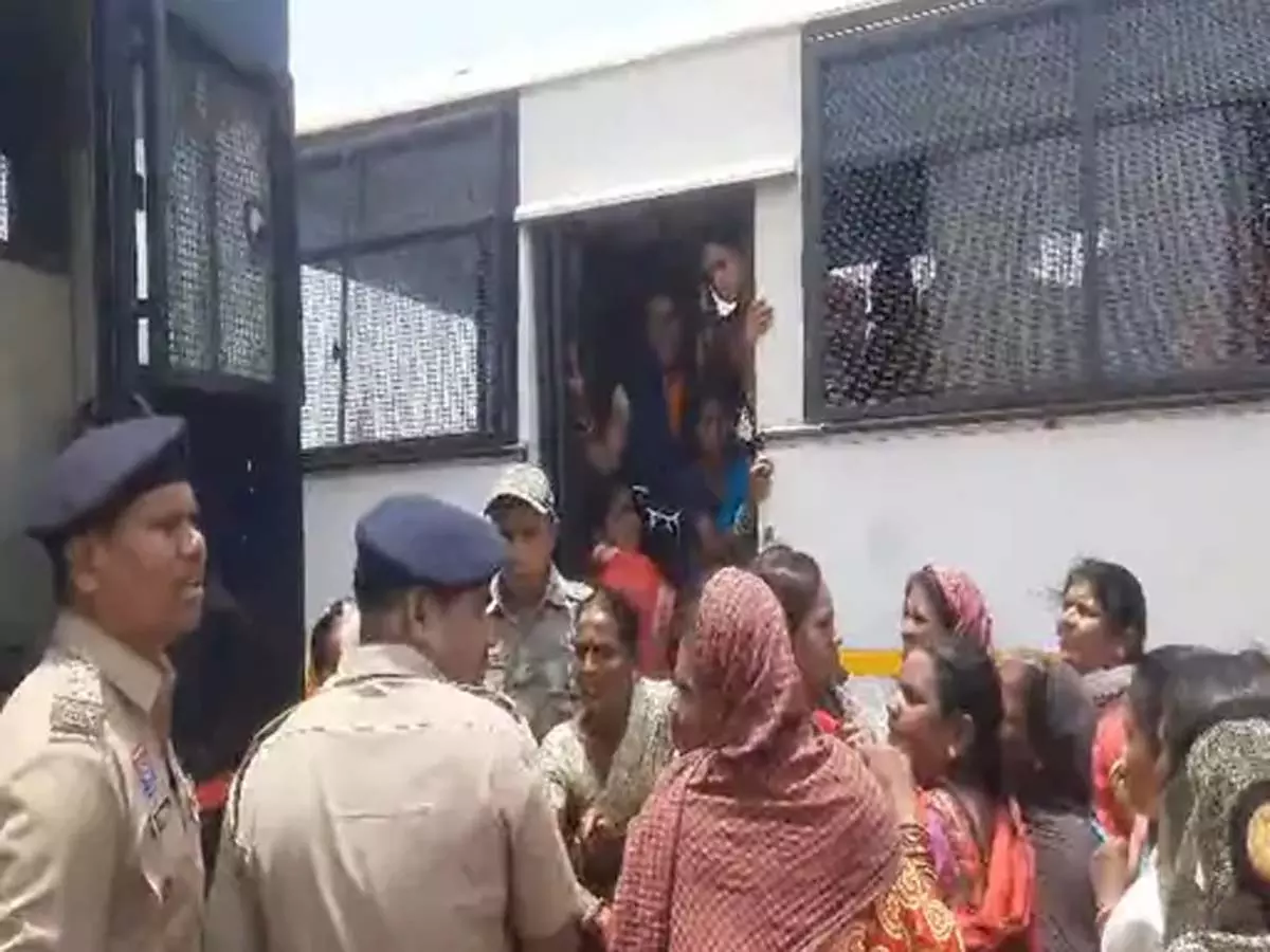 मृतक मजदूर के परिजनों की गिरफ्तारी, मुआवजा मांगने पर पुलिस ने उठाया मृतक मजदूर के परिजनों की गिरफ्तारी, मुआवजा मांगने पर पुलिस ने उठाया