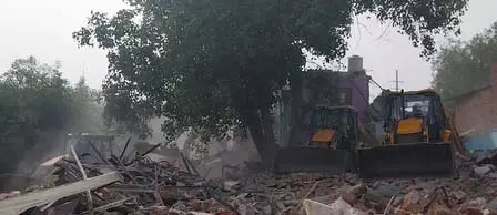 मद्रासी कैंप में घर तोड़े जाने पर विरोध प्रदर्शन मद्रासी कैंप में घर तोड़े जाने पर विरोध प्रदर्शन