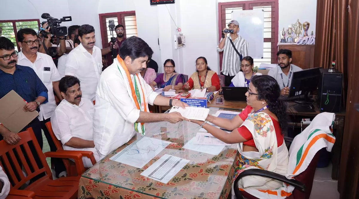 Kerala : नीलांबुर उपचुनाव आर्यदान शौकत ने नामांकन पत्र दाखिल किया Kerala : नीलांबुर उपचुनाव आर्यदान शौकत ने नामांकन पत्र दाखिल किया