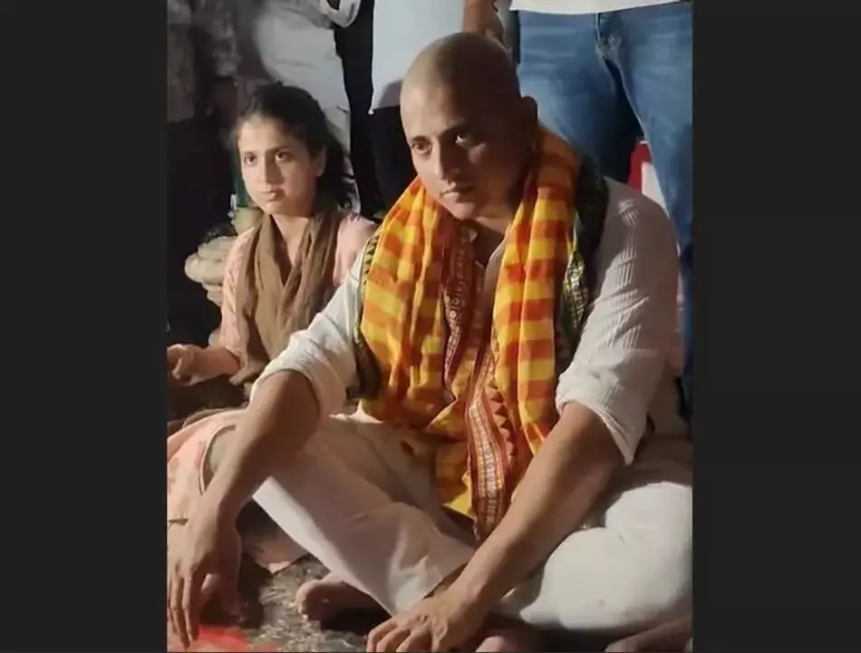 Odisha : हॉलीवुड अभिनेता बाबूशान मोहंती ने पुरी में मुंडन कराया Odisha : हॉलीवुड अभिनेता बाबूशान मोहंती ने पुरी में मुंडन कराया
