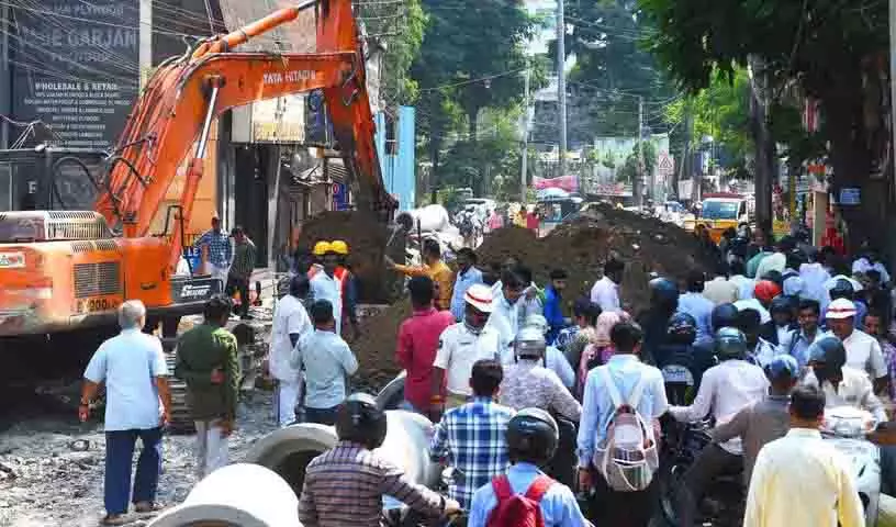 जल निकासी कार्य जारी रहने के कारण Malakpet में यातायात डायवर्जन सोमवार सुबह तक बढ़ा दिया जल निकासी कार्य जारी रहने के कारण Malakpet में यातायात डायवर्जन सोमवार सुबह तक बढ़ा दिया