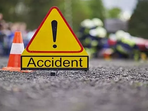 पुणे में पर्यटक टैक्सी ने राहगीरों को टक्कर मारी, 12 घायल, चालक गिरफ्तार पुणे में पर्यटक टैक्सी ने राहगीरों को टक्कर मारी, 12 घायल, चालक गिरफ्तार