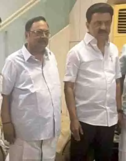 CM Stalin ने भाई एम.के. से मुलाकात की अलागिरी के मदुरै स्थित आवास से राजनीतिक हलचल तेज हो गई CM Stalin ने भाई एम.के. से मुलाकात की अलागिरी के मदुरै स्थित आवास से राजनीतिक हलचल तेज हो गई