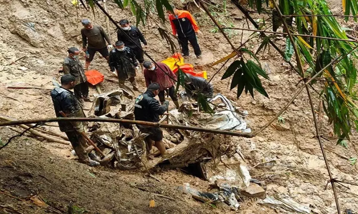 अरुणाचल में अचानक आई बाढ़ और भूस्खलन से 9 लोगों की मौत अरुणाचल में अचानक आई बाढ़ और भूस्खलन से 9 लोगों की मौत