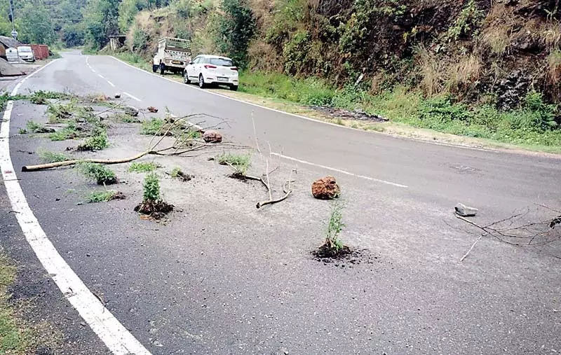 शिमला-मटौर एनएच पर मंगरोट में जमीन के मालिक ने किया कब्जा शिमला-मटौर एनएच पर मंगरोट में जमीन के मालिक ने किया कब्जा
